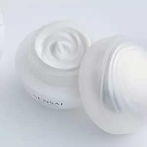 Comforting Barrier Mask auf weißer Oberfläche mit geöffnetem Deckel, der die Textur zeigt